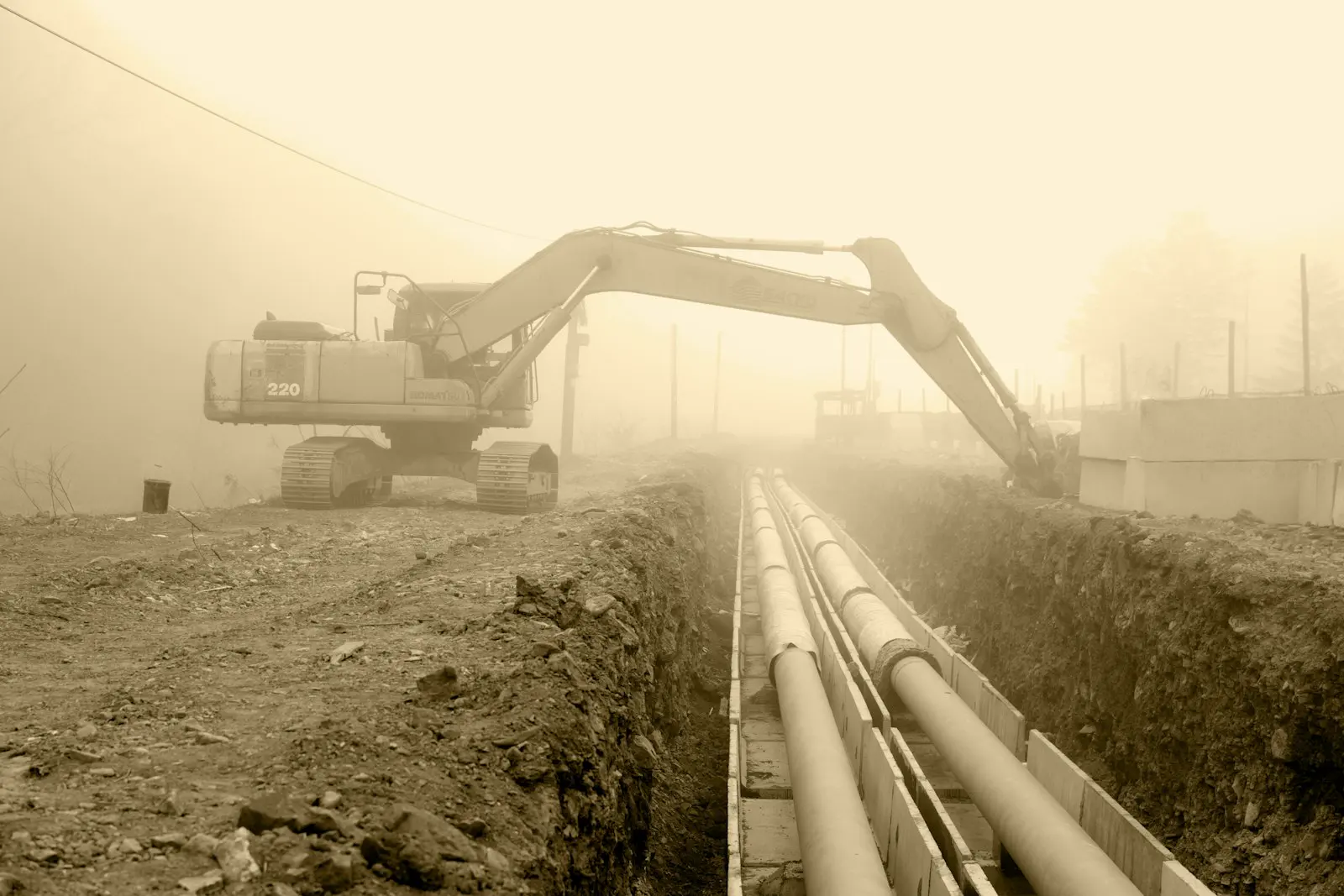 Rohrleitungen in einem offenen Leitungsgraben auf einer Tiefbau-Baustelle